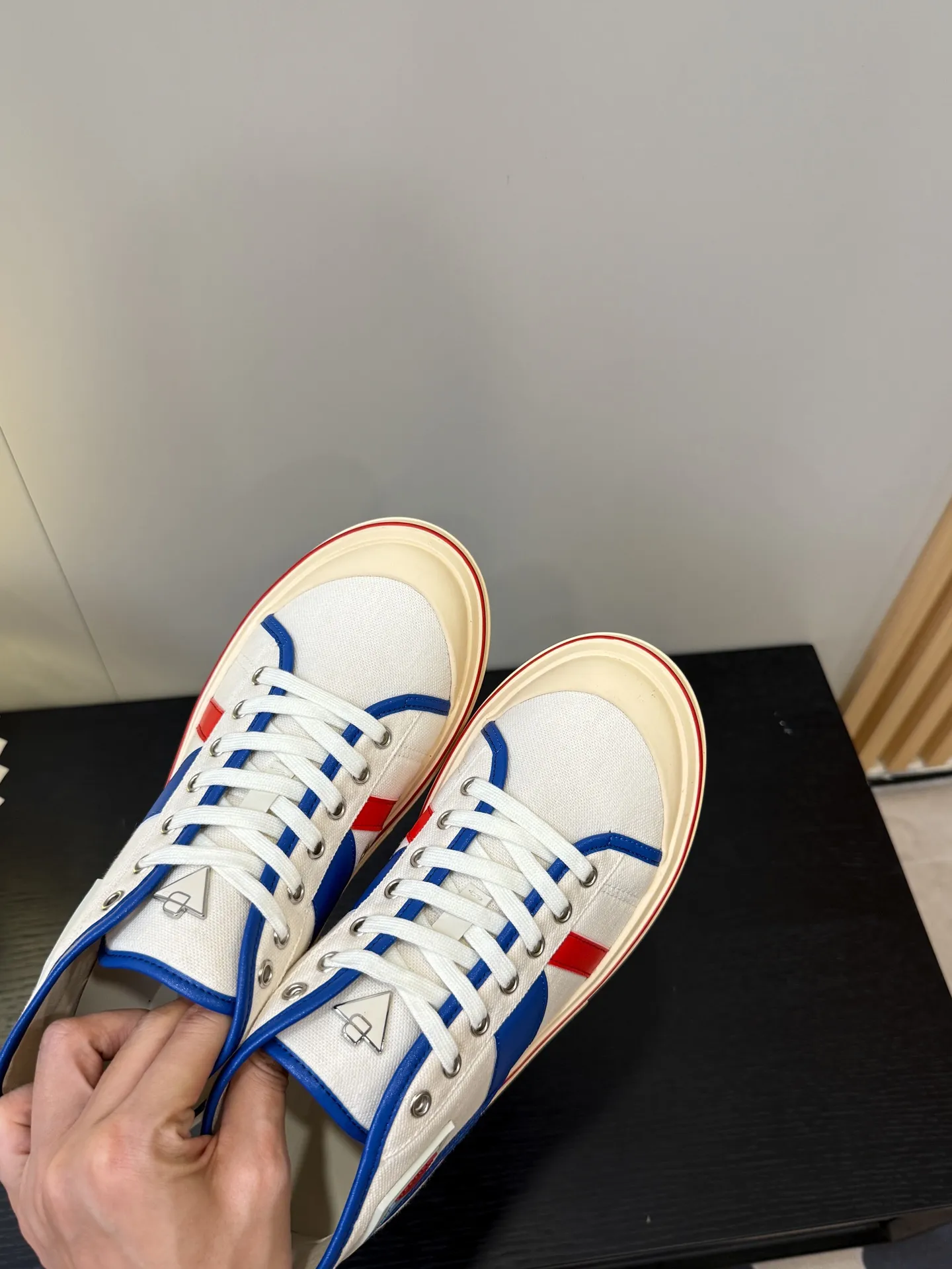 👟👟Ex-factory price 480👟👟 (Men’s size +1️⃣0️⃣) BVOrbit’s latest 2025 catwalk model, developed 1:1 from the original board, classic color matching elements! This is the biggest highlight of this shoe, eye-catching but not exaggerated design, super cool for daily use, super versatile whether paired with pants, sweaters or skirts, looks good no matter how you wear it, the more you look at it, the more you like it ❗️ Outsole: Original outsole Color: 4 colors Size: Female 35-40 Male 39-44